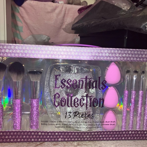 essentials collection Other - BNIB essentials collection 13 pc Halloween makeup brushes set
